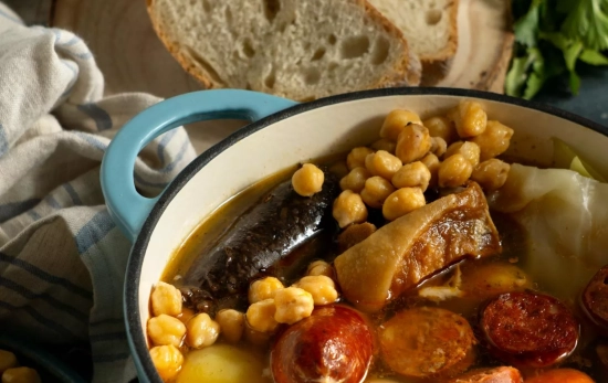 Una olla con un guiso con garbanzos / MAGNIFIC