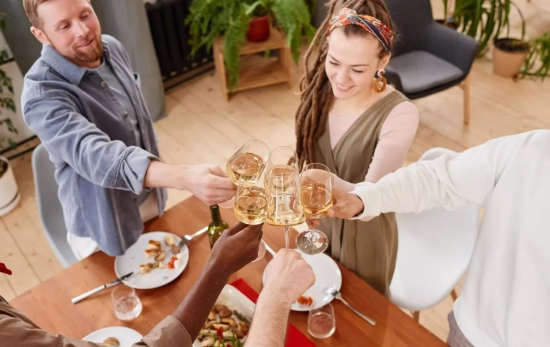 Varias personas brindan con vino / PEXELS Varias personas brindan con vino / PEXELS