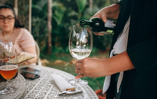 Una persona sirve un vino / PEXELS Una persona sirve un vino / PEXELS