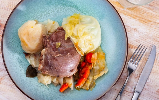 Carrillada ya emplatada con puré de patata y verduras/ MERCADONA Carrillada ya emplatada con puré de patata y verduras/ MERCADONA