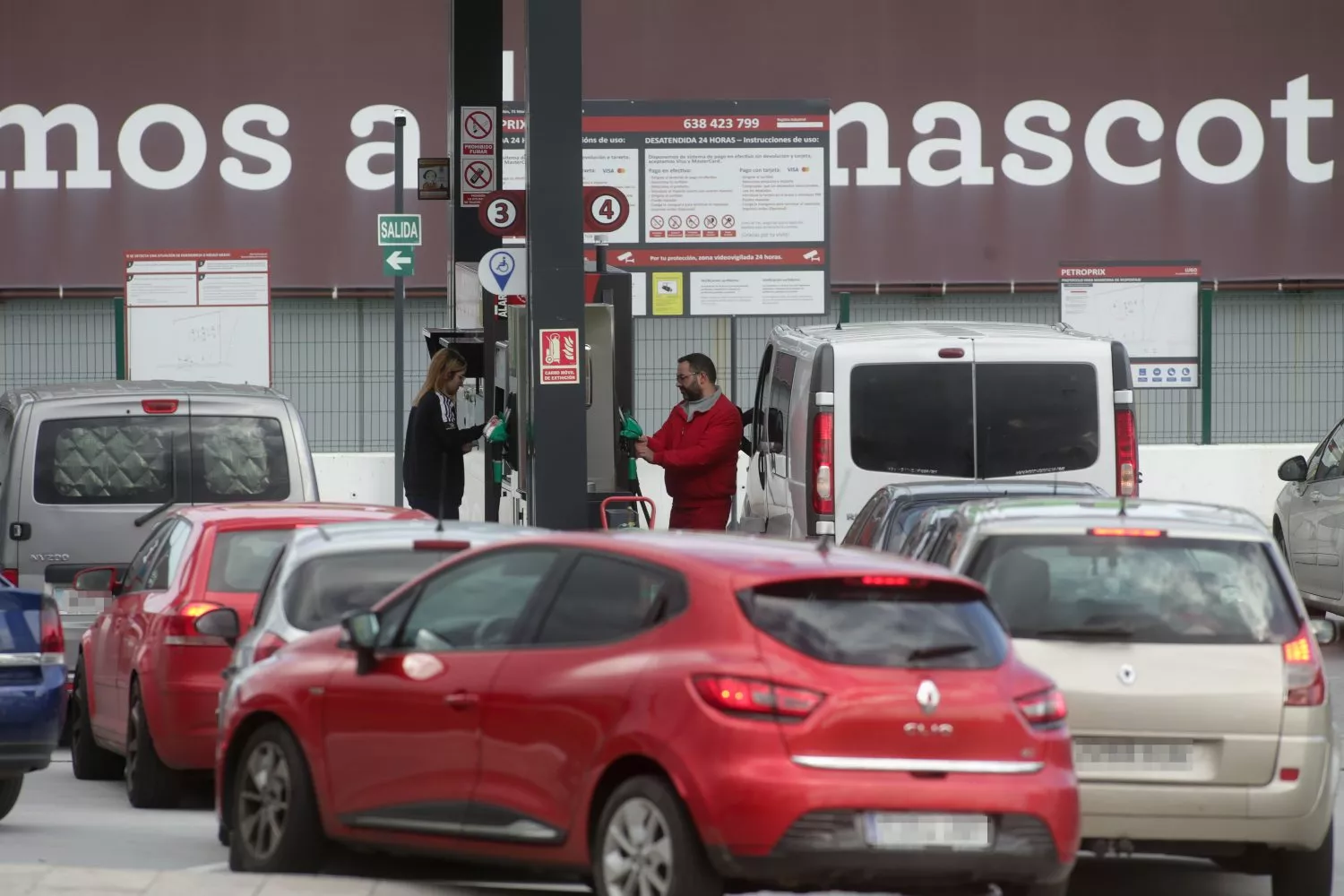 Coches en una gasolinera / EUROPA PRESS
