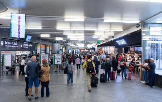 Varias personas caminan con maletas en la estación de Puerta de Atocha Almudena Grandes, Varias personas caminan con maletas en la estación de Puerta de Atocha Almudena Grandes,