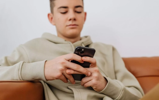 Un joven mira su móvil / PEXELS Un joven mira su móvil / PEXELS