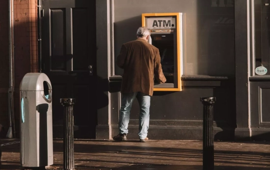 Una persona saca dinero / PEXELS Una persona saca dinero / PEXELS