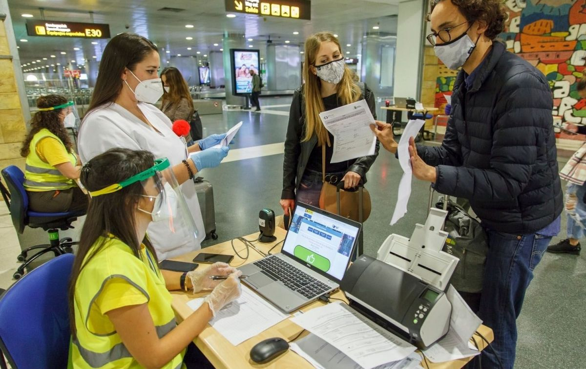Un control de pasajeros en un aeropuerto de Canarias en el que se exigían test de antígenos negativos cuando todavía no existía el pasaporte Covid / EP