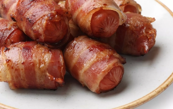 Salchichas con bacon/ CANVA Salchichas con bacon/ CANVA