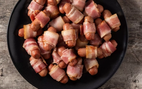 Mini salchichas con bacon/ CANVA Mini salchichas con bacon/ CANVA