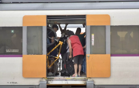 Varias personas en el interior de un tren en Vilanova i la Geltrú / EUROPA PRESS - 