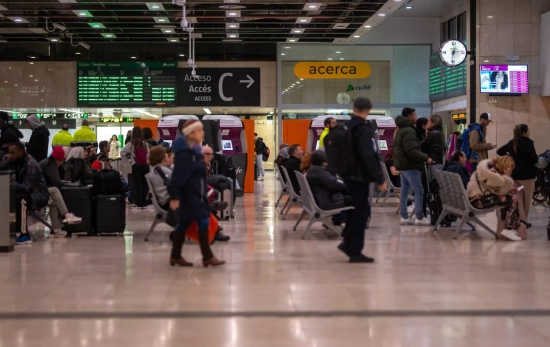 Varias personas en la estación de Barcelona Sants