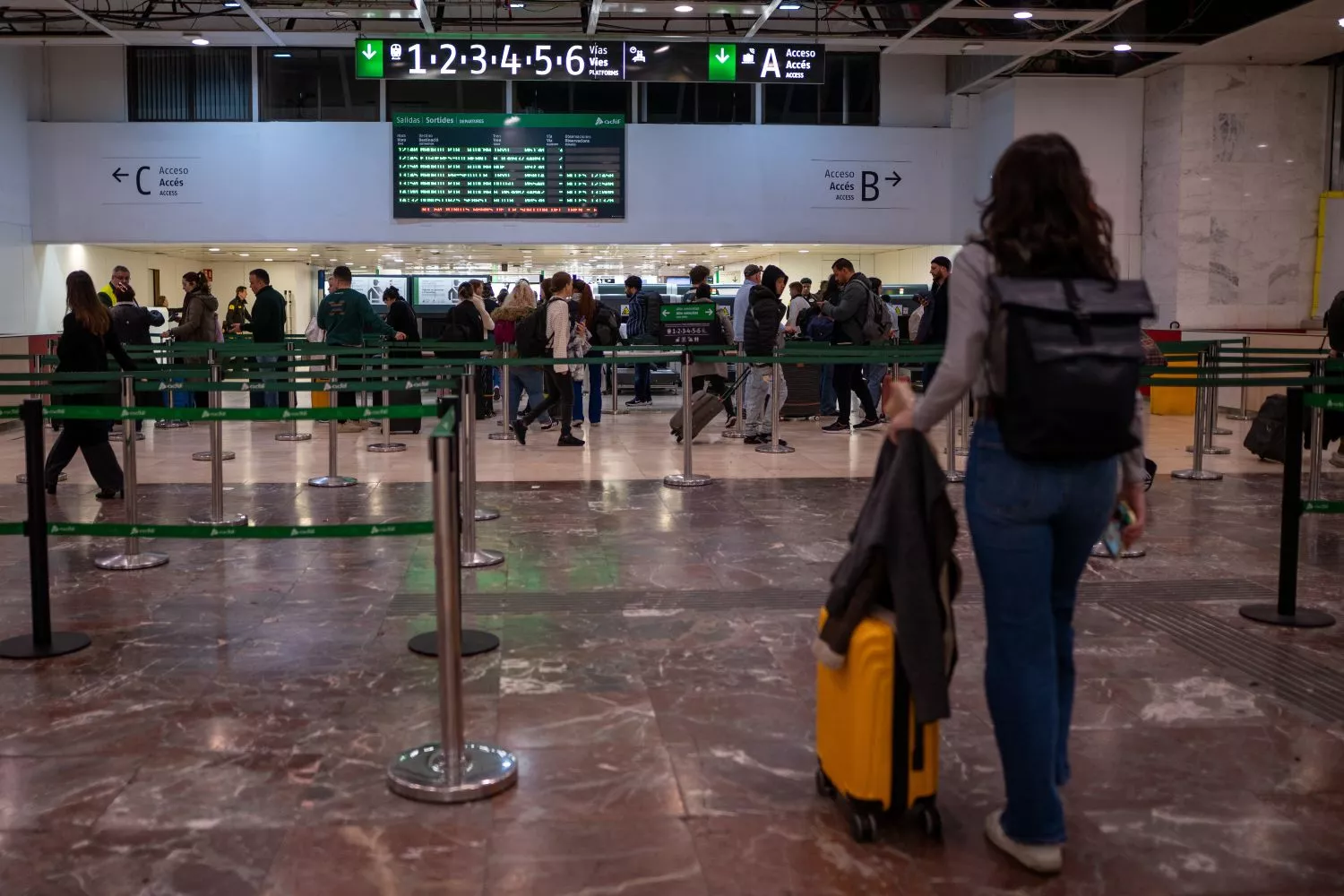 Varias personas en la estación de Barcelona Sants / EUROPA PRESS - LORENA SOPEÑA