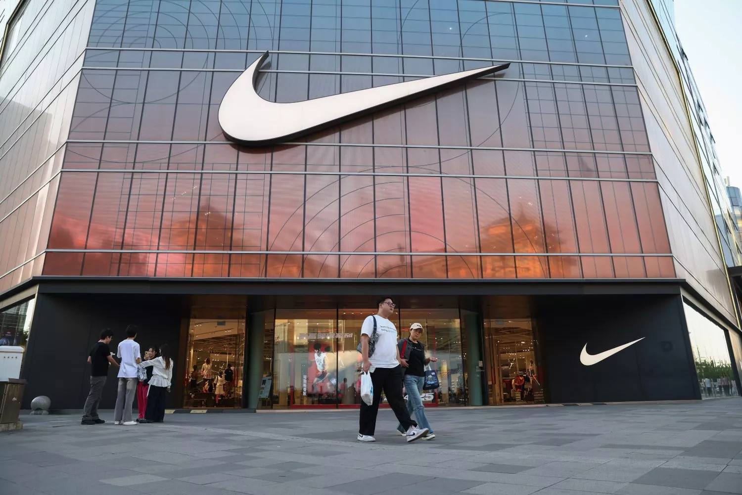 Varias personas pasan frente a una tienda Nike en Pekín, China / WU HAO - EFE