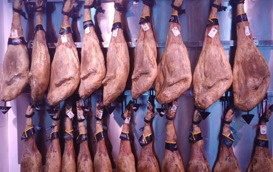 Varios jamones colgados dentro de una cámara / PIXABAY