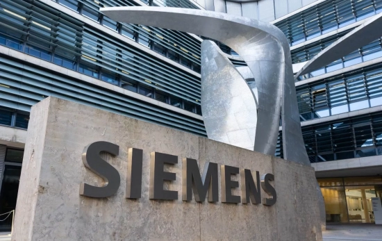 Logo de Siemens en su sede central Logo de Siemens en su sede central