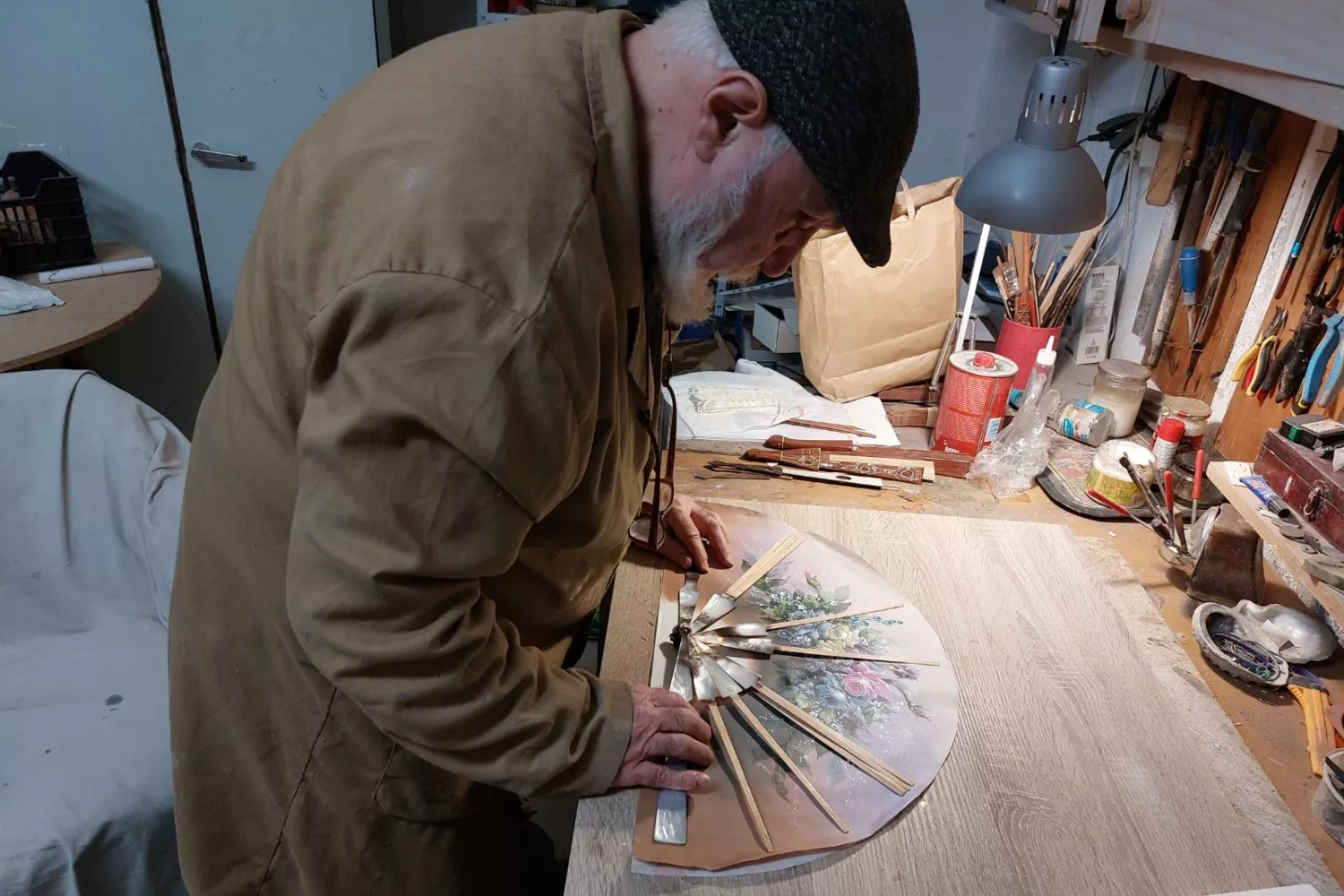 Ángel Blay, el último artesano que fabrica abanicos de nácar 