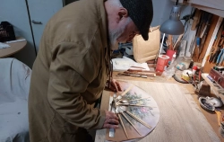 Ángel Blay, el último artesano que fabrica abanicos de nácar