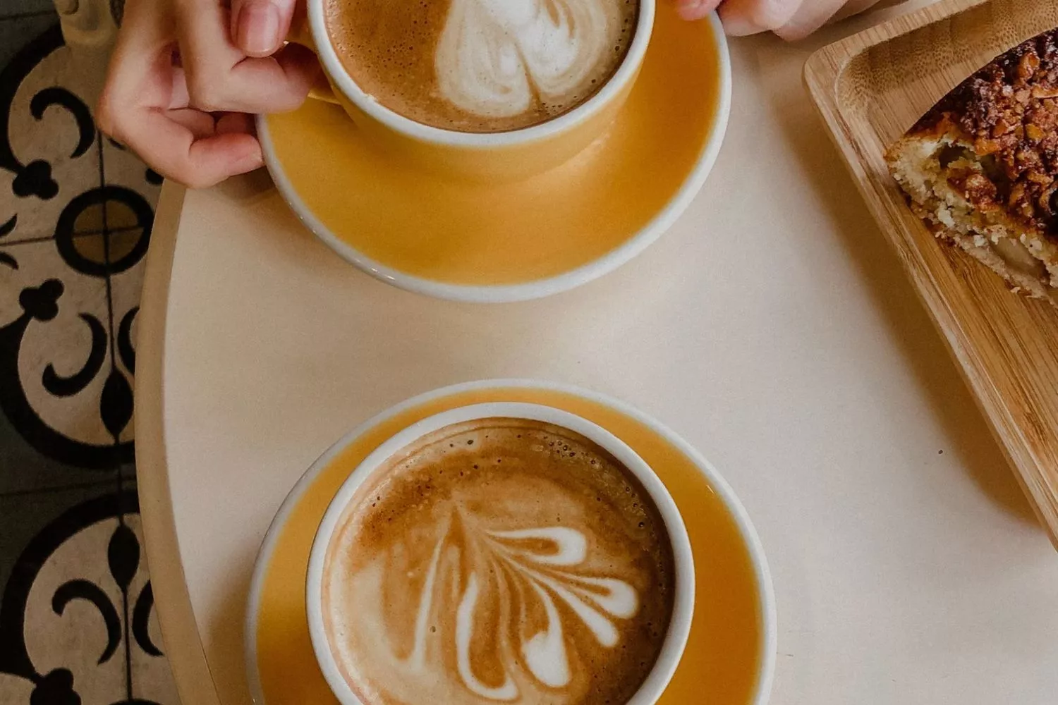 Dos personas toman café y dulce después de comer / CANVA