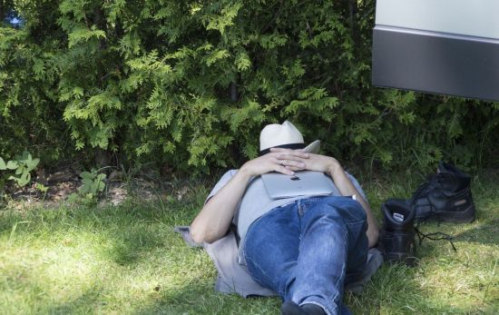 Una persona hace la siesta tumbada en el césped / PIXABAY Una persona hace la siesta tumbada en el césped / PIXABAY