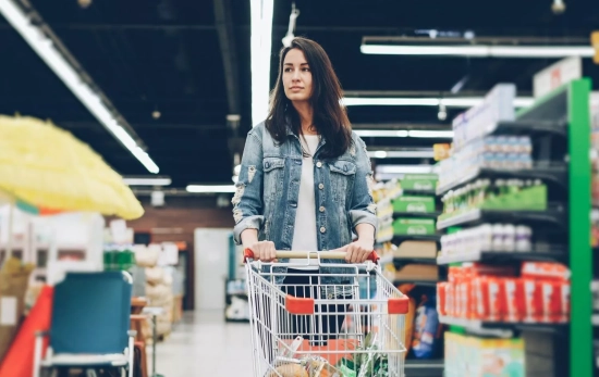 Una mujer hace la compra en un supermercado / UNSPLASH Una mujer hace la compra en un supermercado / UNSPLASH