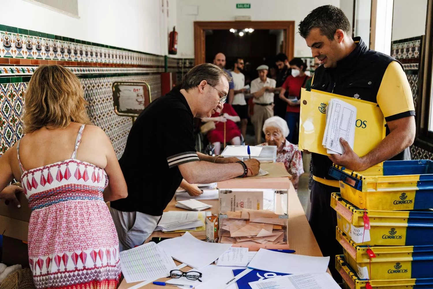 Trabajador de Correos entrega el voto por correo / EUROPA PRESS - ALEX ZEA