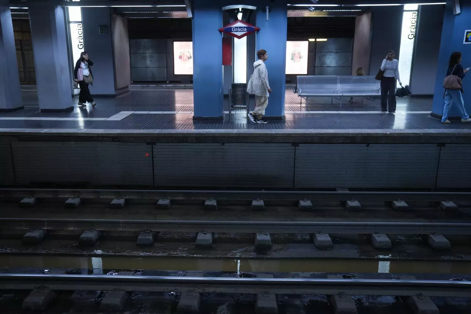 Agua en las vías del tren de la estación de Gràcia / EUROPA PRESS - DAVID ZORRAKINO