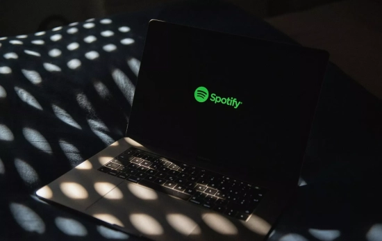 Un ordenador con la app de Spotify UNSPLASH Un ordenador con la app de Spotify UNSPLASH