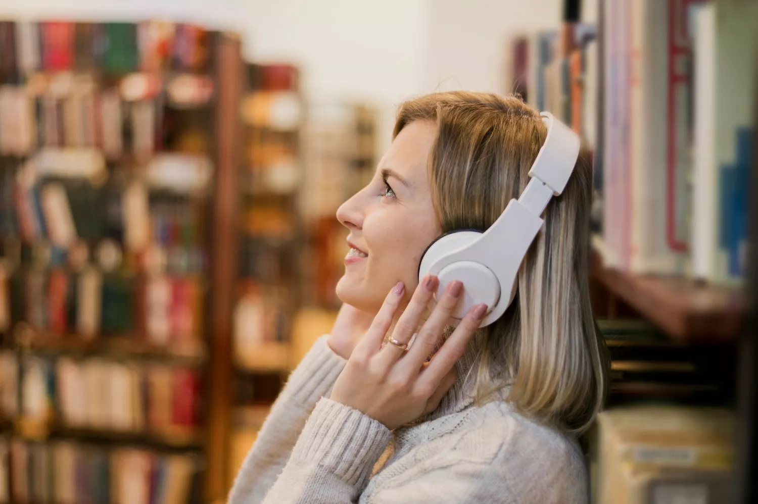 Una persona escucha un audiolibro / MAGNIFIC