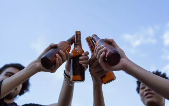 Varias personas brindan con cerveza / PEXELS Varias personas brindan con cerveza / PEXELS
