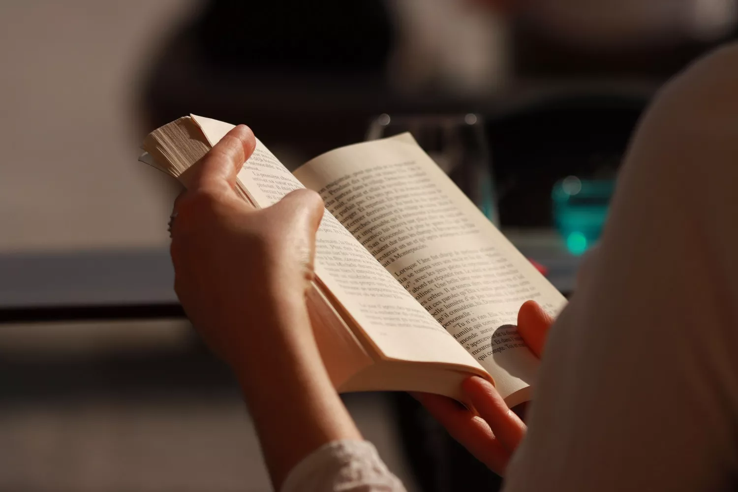 Una persona lee un libro / PEXELS