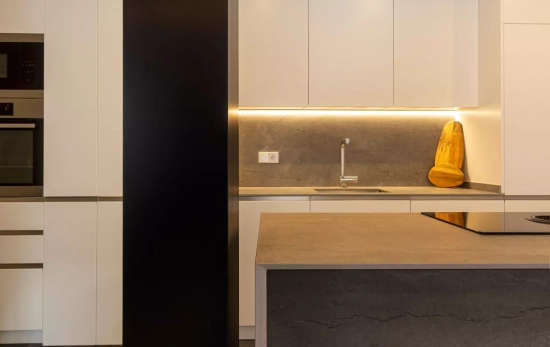 La cocina de una casa con la luz encendida / PEXELS