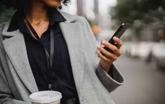 Una persona mira su móvil / PEXELS Una persona mira su móvil / PEXELS