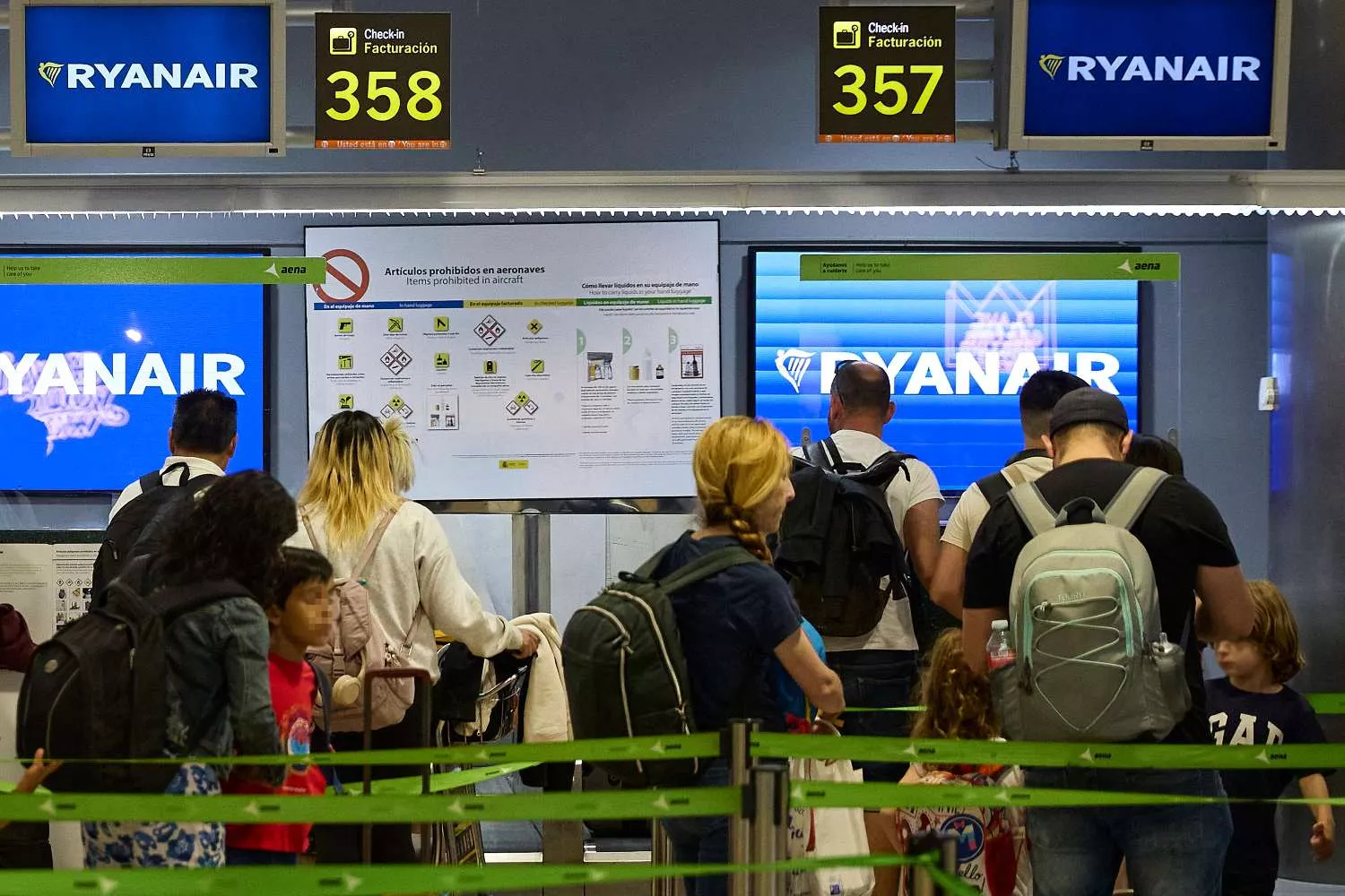 Un grupo de personas en un puesto de facturación de Ryanair