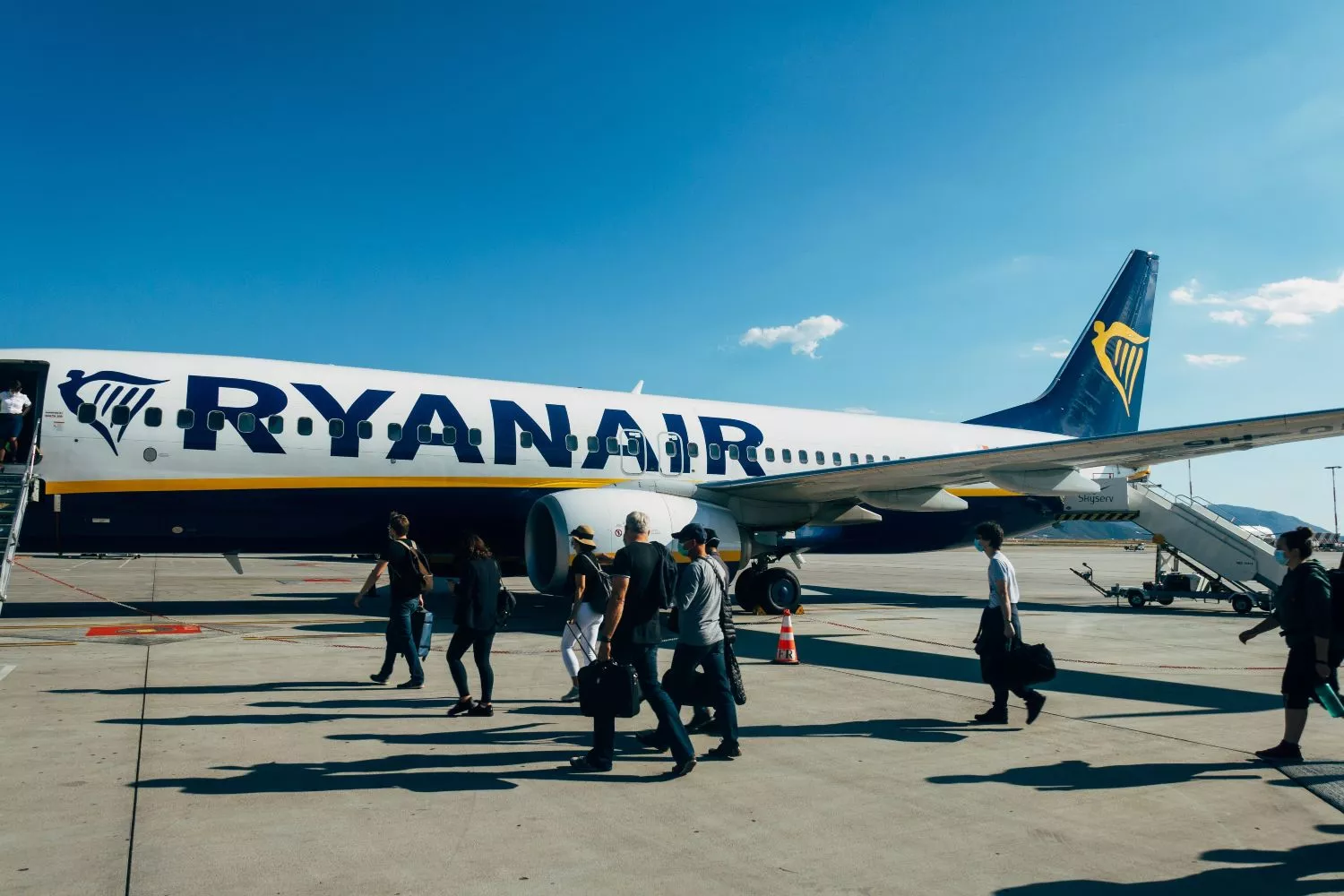 Varios pasajeros suben a un avión de Ryanair / PEXELS