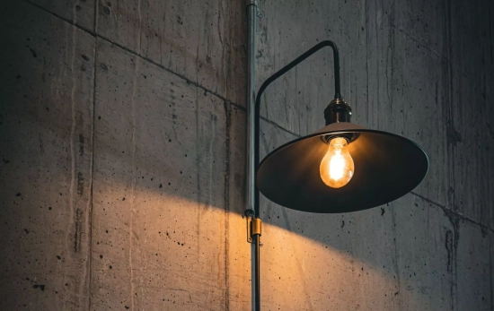 Una bombilla encendida / PEXELS