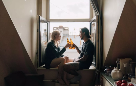Dos personas brindan con una cerveza / PEXELS
