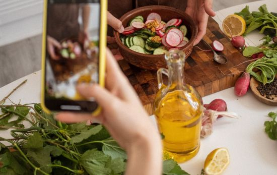 Una persona fotografía un plato preparado con aceite de oliva / PEXELS Una persona fotografía un plato preparado con aceite de oliva / PEXELS