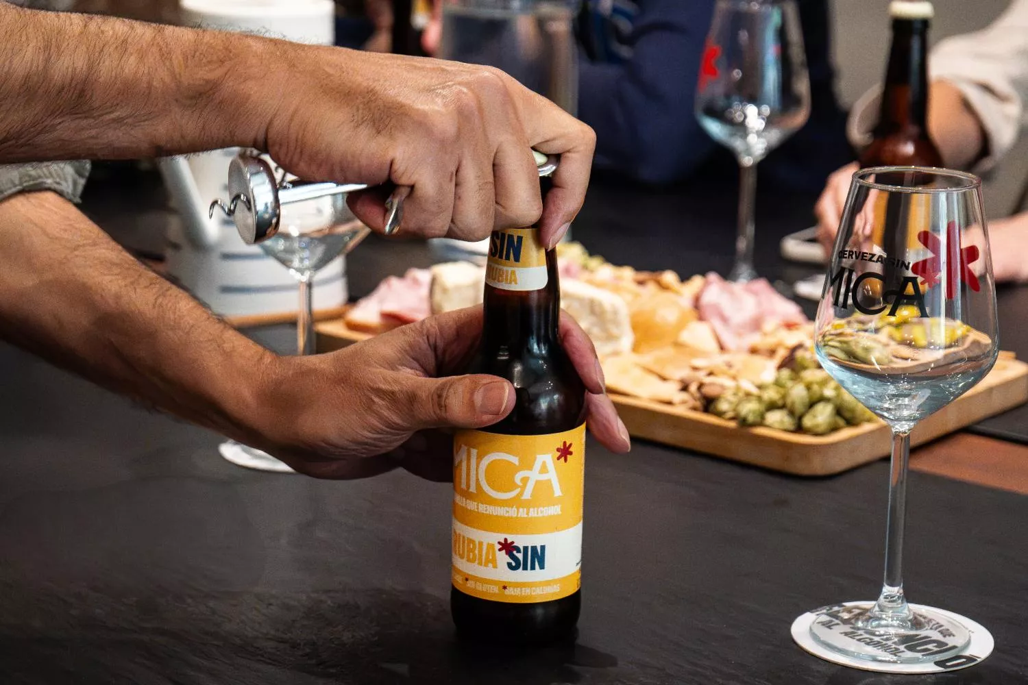 Una persona abre una cerveza Mica / CEDIDA