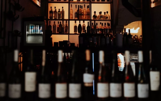 Distintos vinos en un bar / PEXELS Distintos vinos en un bar / PEXELS