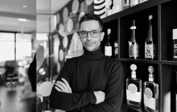 Javier Garduño, el hombre que ha diseñado más de 200 etiquetas: "Vestimos botellas de vino"