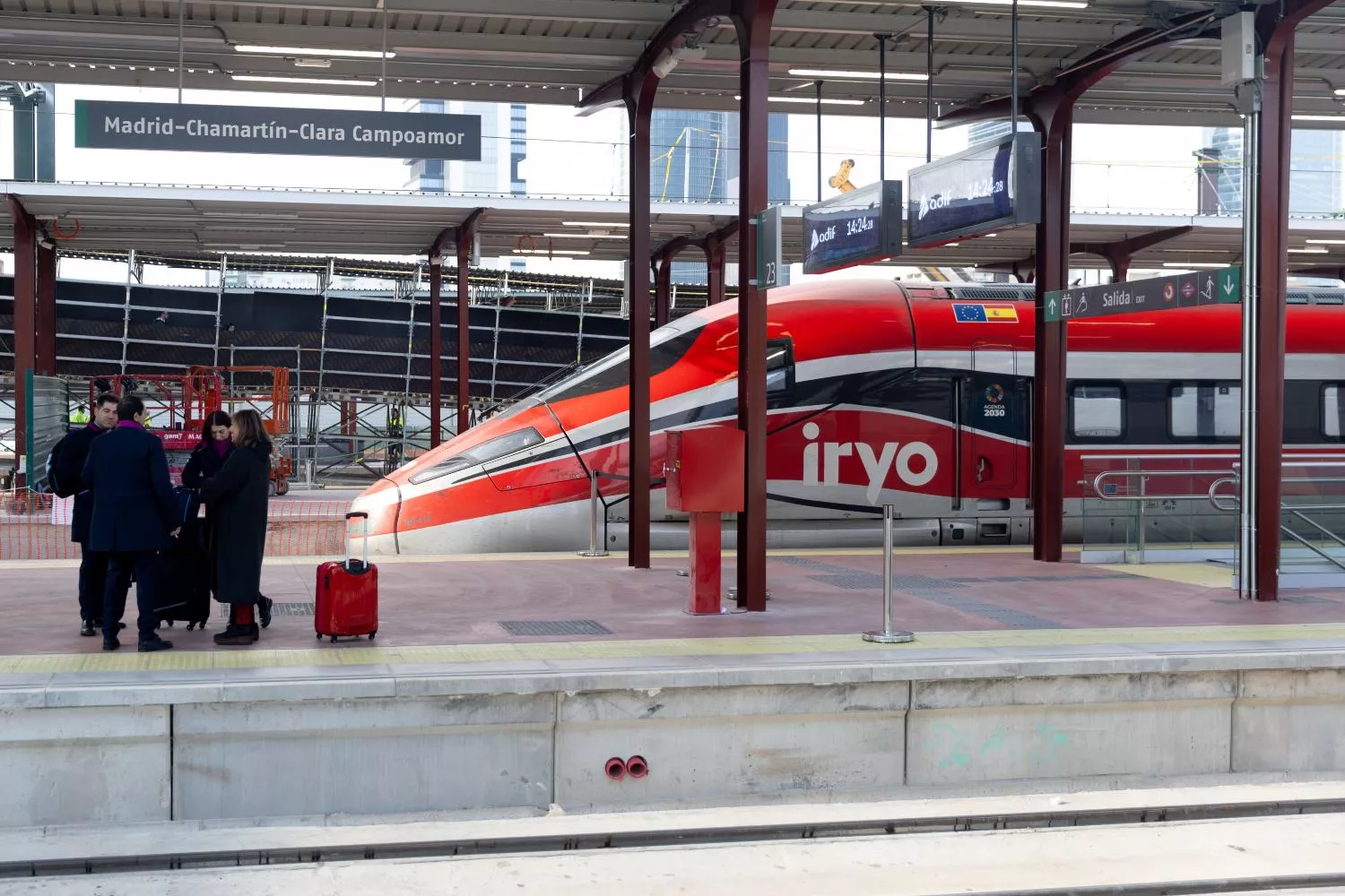 Un tren de Iryo en la estación de Chamartín Clara Campoamor / EUROPA PRESS - EDUARDO PARRA