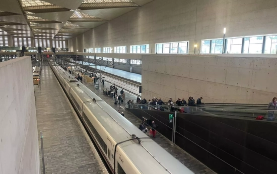 Pasajeros en la estación de Zaragoza Pasajeros en la estación de Zaragoza