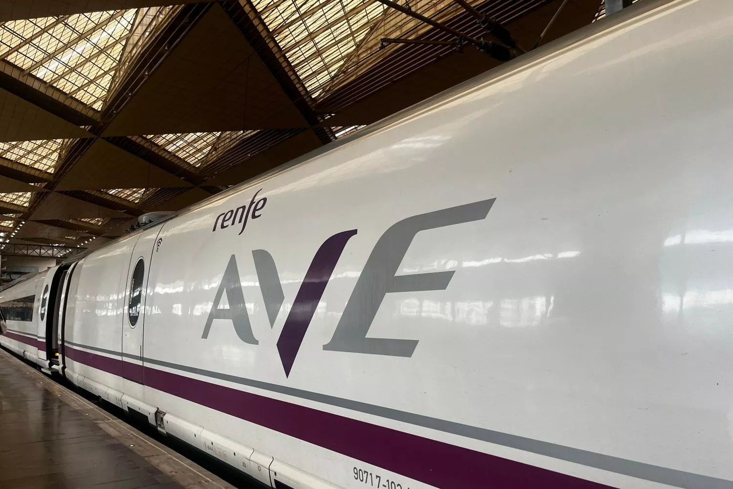 Un tren de AVE parado en la estación de Zaragoza