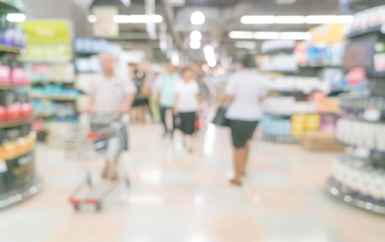 Varias personas en un supermercado / MAGNIFIC Varias personas en un supermercado / MAGNIFIC