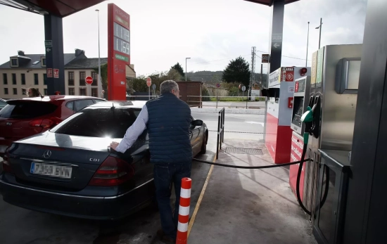 Un hombre reposta combustible en la gasolinera Petroprix de Ribadeo Un hombre reposta combustible en la gasolinera Petroprix de Ribadeo
