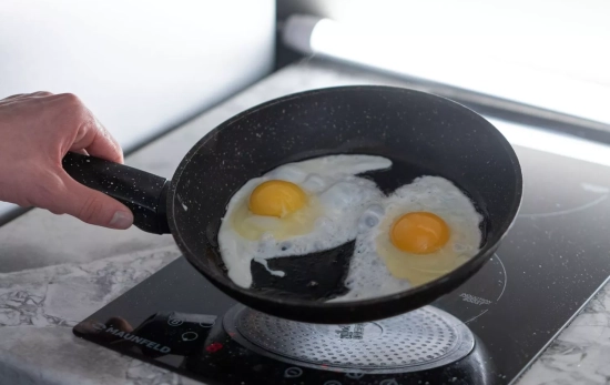 Una persona fríe huevos / PEXELS Una persona fríe huevos / PEXELS