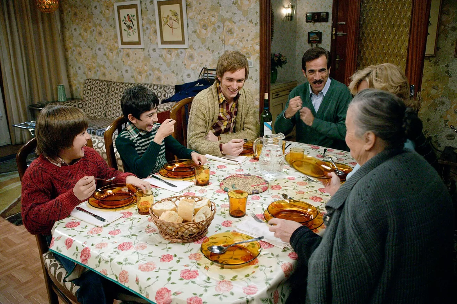 Fotograma de la serie 'Cuéntame cómo pasó  con la vajilla de Duralex / RTVE