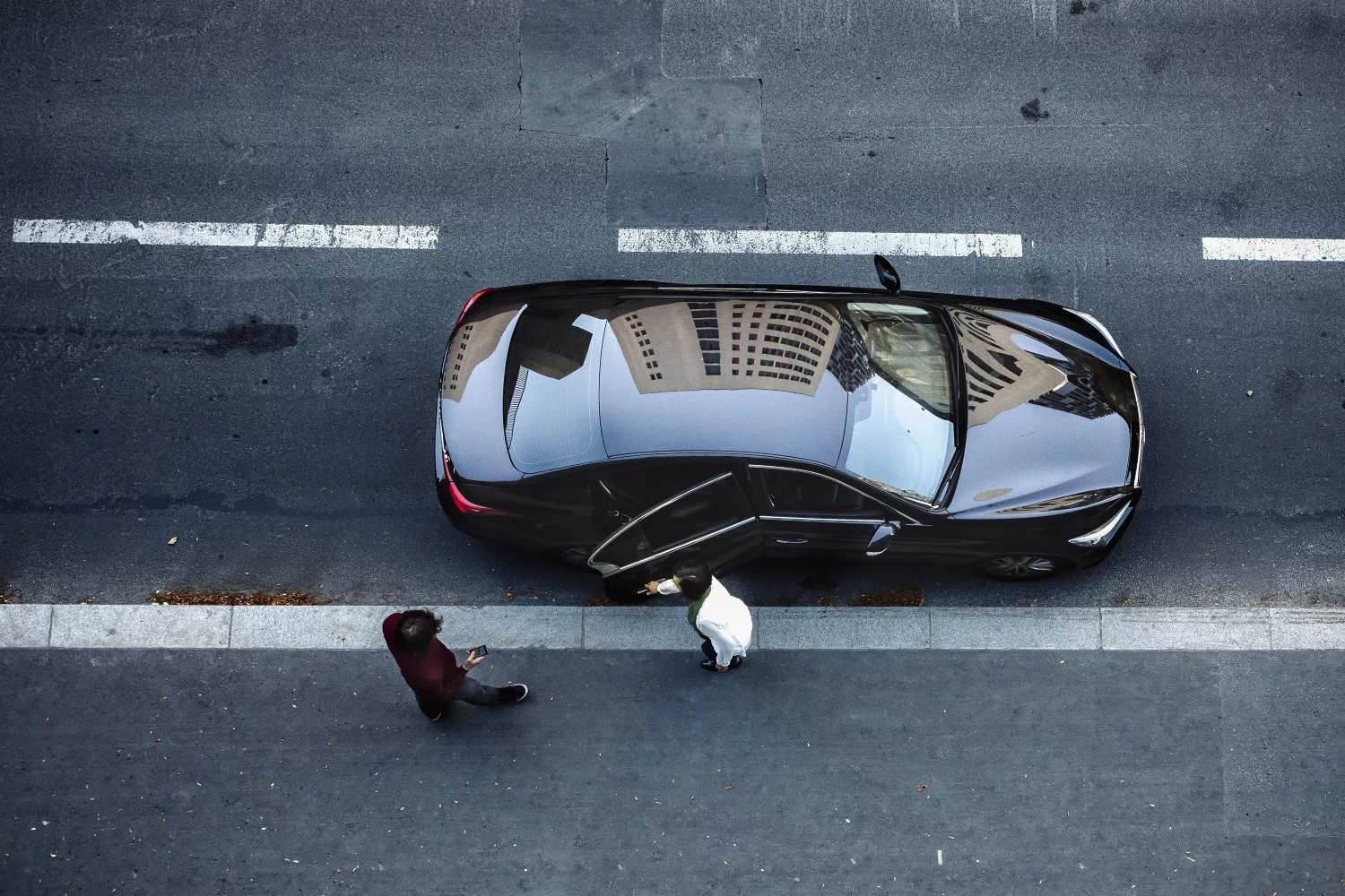 Un coche de Uber recoge a una persona / EP