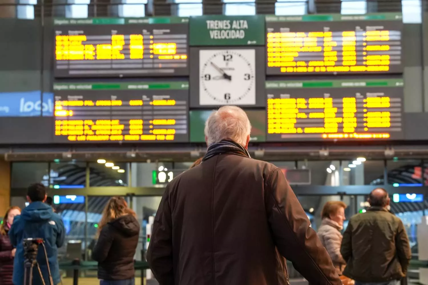 Pasajeros miran las pantallas en una estación de tren / EUROPA PRESS - EDUARDO BRIONES