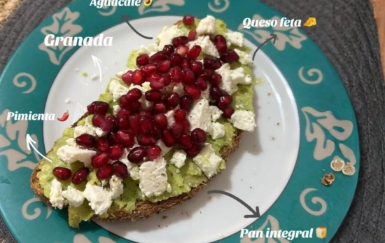 Tostada con granada, aguacate y queso feta/ TikTok Tostada con granada, aguacate y queso feta/ TikTok