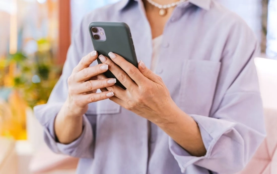Una persona sostiene un móvil / PEXELS Una persona sostiene un móvil / PEXELS