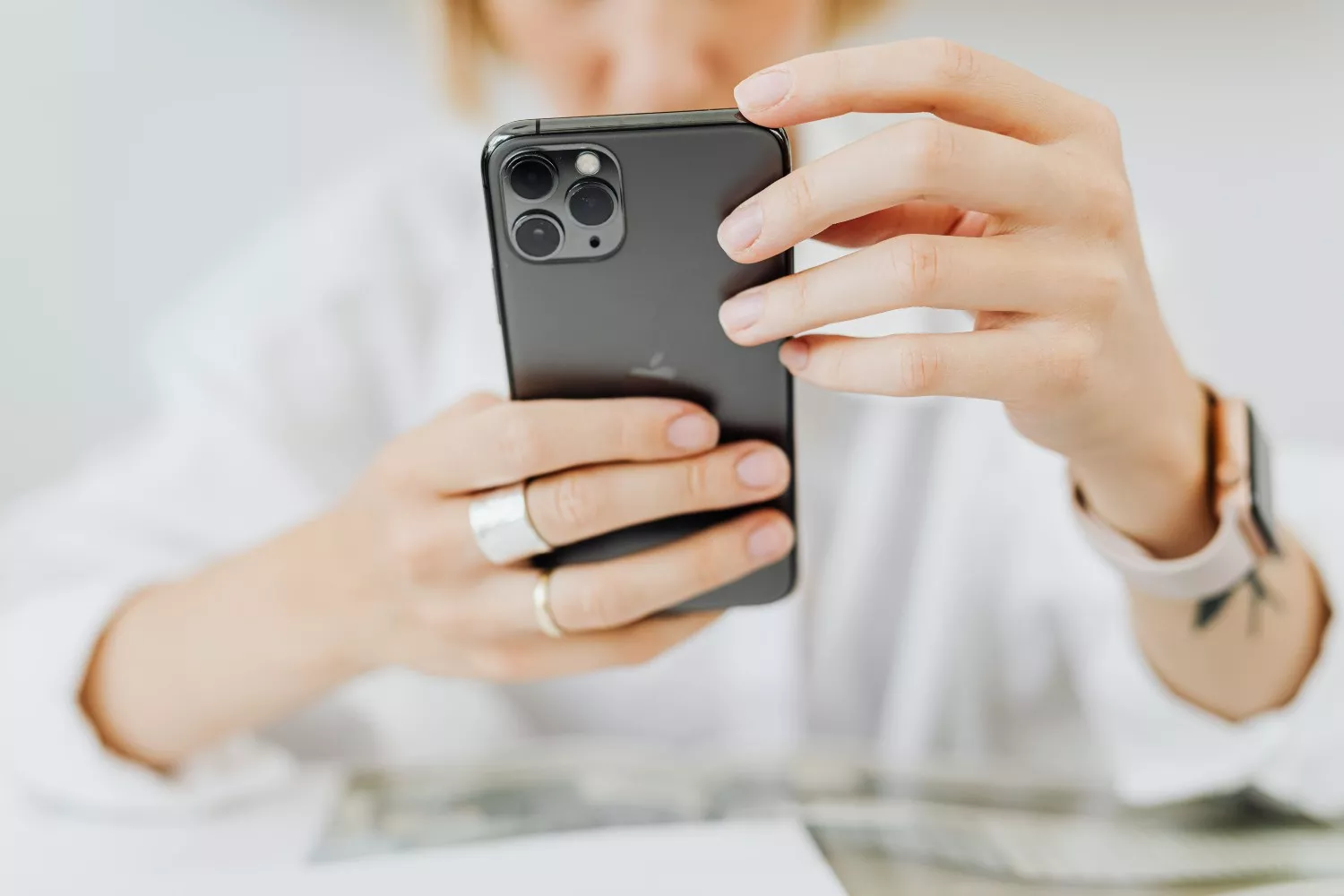 Una persona sostiene un teléfono móvil / PEXELS